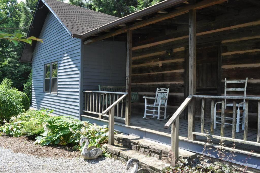 Restored1850S Log Cabin, With Gazebo And Gardens! 1 Mile To Downtown Вівервілл Екстер'єр фото